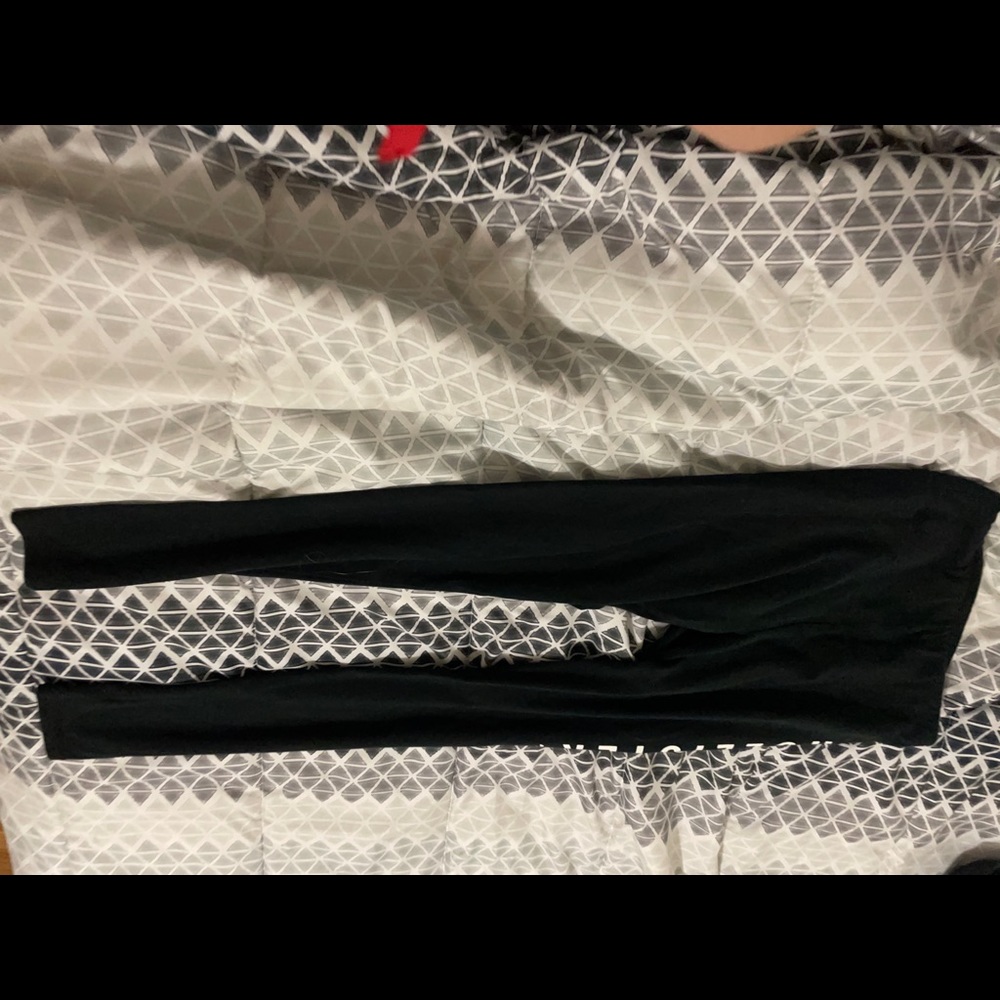 i am selling these black leggings. that are very very very comfortable